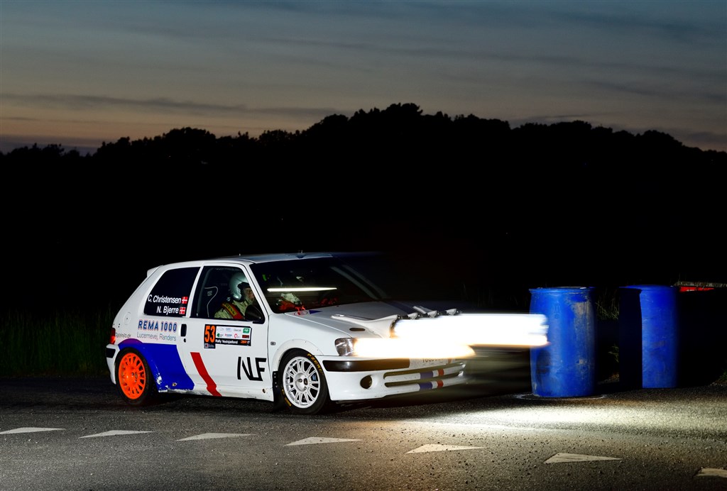 André Lykke Falck og Niels Bjerre lynskudt om natten under sidste løb til Dansk Super Rally.
(Foto: Michael Eisenberg)